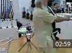 一位老爷爷演奏口风琴--特棒