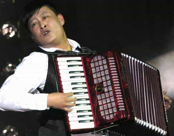 帅男花样乐器表演