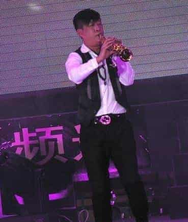 帅男花样乐器表演_第1张