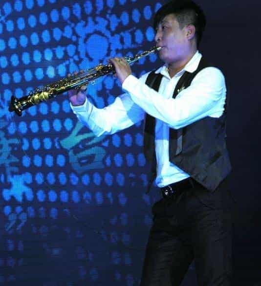 帅男花样乐器表演_第3张