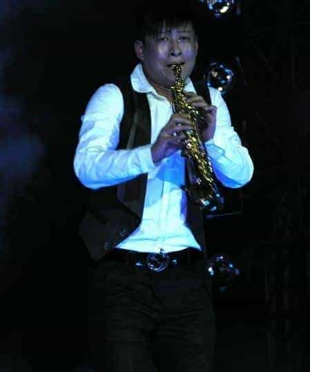 帅男花样乐器表演_第4张