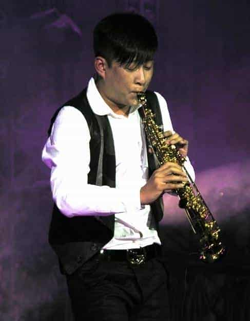 帅男花样乐器表演_第5张