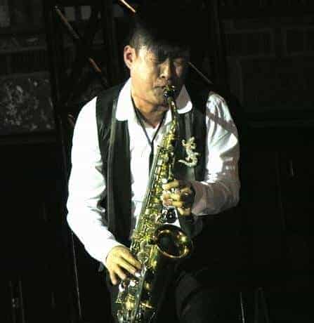 帅男花样乐器表演_第6张