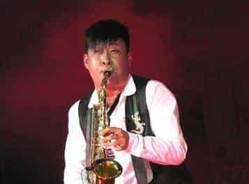 帅男花样乐器表演_第7张