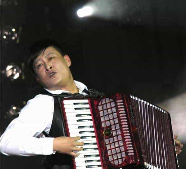 帅男花样乐器表演_第8张