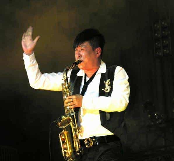 帅男花样乐器表演_第9张